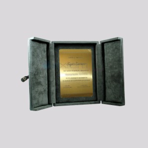 Επιχειρηματικό δώρο κασετίνα βελούδινη με πλακέτα χαρακτή  Απονομές-Βραβεία